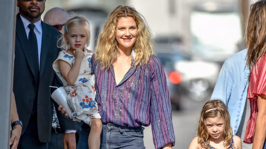 Drew Barrymore luôn dành trọn tình yêu thương cho các con.