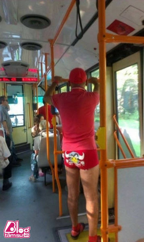 Những kiểu thời trang đường phố độc – dị ảnh 15 hai-blogtamsu021