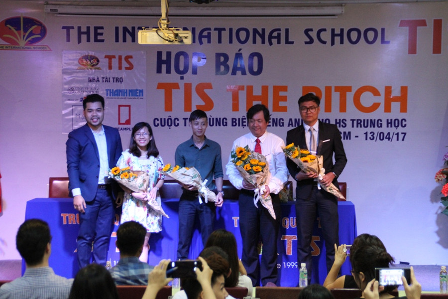 Đại diện các đơn vị phối hợp tổ chức nhận hoa chúc mừng từ Ban Tổ chức