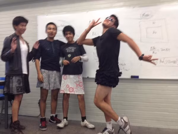 Các nam sinh trung học Mexico đồng loạt mặc váy tới trường