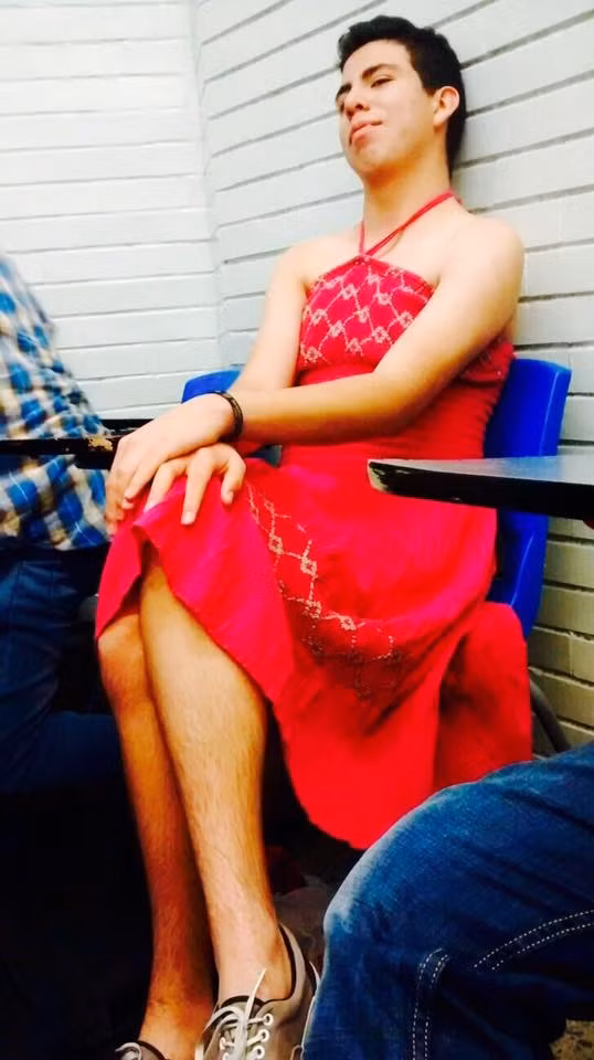 Các nam sinh trung học Mexico đồng loạt mặc váy tới trường