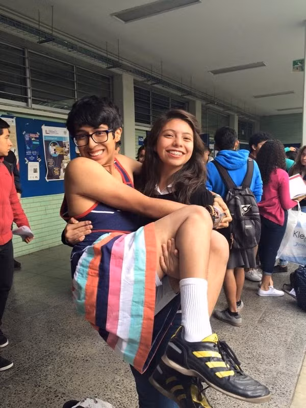 Các nam sinh trung học Mexico đồng loạt mặc váy tới trường