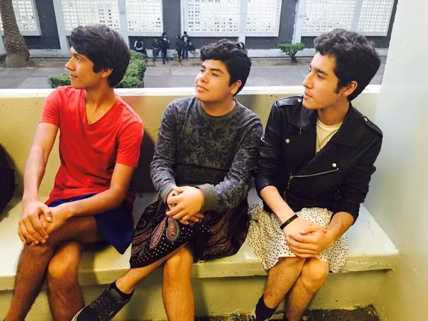 Nam sinh trung học Mexico đồng loạt... mặc váy tới trường