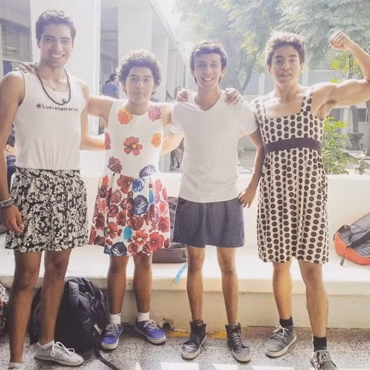 Các nam sinh trung học Mexico đồng loạt mặc váy tới trường