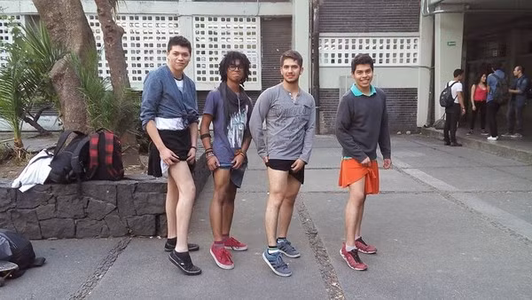 Các nam sinh trung học Mexico đồng loạt mặc váy tới trường