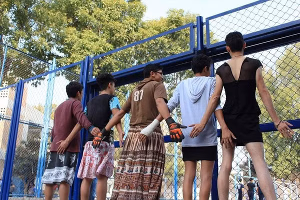 Các nam sinh trung học Mexico đồng loạt mặc váy tới trường