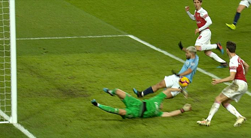 Bàn thắng của Aguero trong trận thắng Arsenal 3-1 tháng trước sẽ không được công nhận, theo luật mới, do bóng vô tình chạm tay tiền đạo này. Bàn thắng của Aguero trong trận thắng Arsenal 3-1 tháng trước sẽ không được công nhận, theo luật mới, do bóng vô tình chạm tay tiền đạo này.