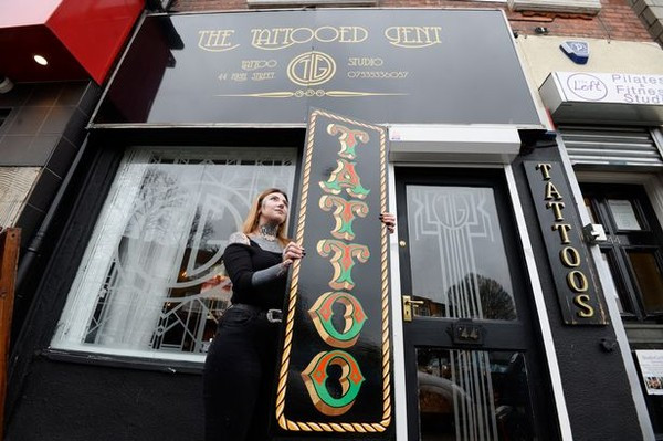 Ngã ngửa lý do khiến cô gái xăm lên mặt chữ "bị nguyền rủa" ảnh 3 Cô gái xăm lên mặt chữ bị nguyền rủa vì lý do khiến nhiều người ngã ngửa