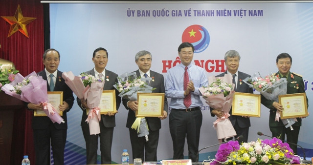 Các đồng chí nhận Kỷ niệm chương Vì thế hệ trẻ