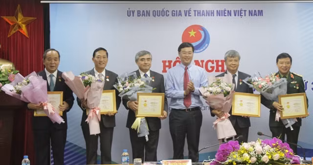 Các đồng chí nhận Kỷ niệm chương Vì thế hệ trẻ Các đồng chí nhận Kỷ niệm chương Vì thế hệ trẻ