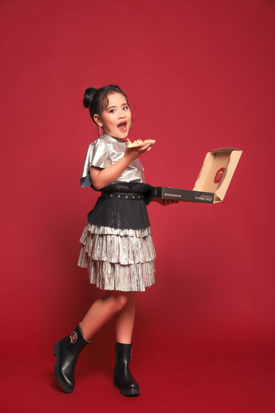 Gia đình luôn ủng hộ và cố gắng tạo mọi điều kiện để Suri Thiên Kim có thể theo đuổi ước mơ của mình. Hiện tại Suri Thiên Kim cũng là một trong những gương mặt được các nhãn hàng thời trang lựa chọn. Gia đình luôn ủng hộ và cố gắng tạo mọi điều kiện để Suri Thiên Kim có thể theo đuổi ước mơ của mình. Hiện tại Suri Thiên Kim cũng là một trong những gương mặt được các nhãn hàng thời trang lựa chọn nhiều nhất.