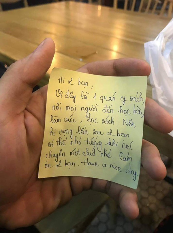 Được cô gái dúi vào tay mẩu giấy, thanh niên tưởng bở được gái xinh xin Facebook làm quen và sự thật phũ phàng