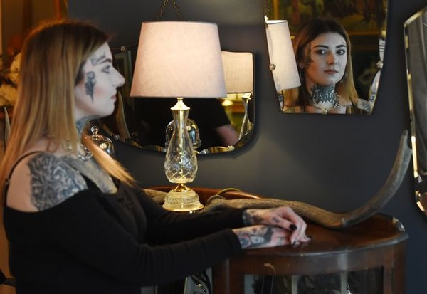 Ngã ngửa lý do khiến cô gái xăm lên mặt chữ "bị nguyền rủa" ảnh 4 Cô gái xăm lên mặt chữ bị nguyền rủa vì lý do khiến nhiều người ngã ngửa