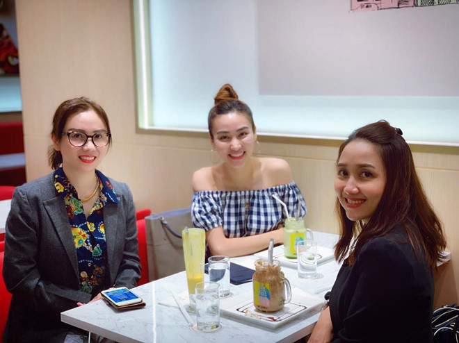 Ngân Khánh gặp gỡ các đàn chị đang sống và làm việc tại Singapore để học hỏi. Mới đây, cô cũng có dịp dự buổi giao lưu với đạo diễn củaCaptain Marvelnhân dịp đoàn làm phim đến đây quảng bá. Cô tiết lộ đã đặt câu hỏi cho các đạo diễn Anna Boden và Ryan Fleck. Tinh ban dep cua Ngan Khanh, Le Phuong va hoi ban than dien vien hinh anh 7