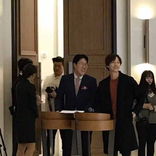 Song Joong Ki xuống sắc, tháo nhẫn cưới giữa tin đồn ly dị Song Hye Kyo - 3