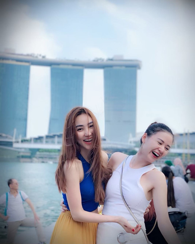 Giải thích cho sự vắng bóng showbiz gần đây, Ngân Khánh cho biết cô đang đi học. Trước đó, hôm 8/3 cô chia sẻ hình ảnh này và bày tỏ cảm nghĩ: "8/3 với tất cả những người bạn thân nhất của tôi, họ chữa lành cho tâm hồn tôi". Tinh ban dep cua Ngan Khanh, Le Phuong va hoi ban than dien vien hinh anh 4