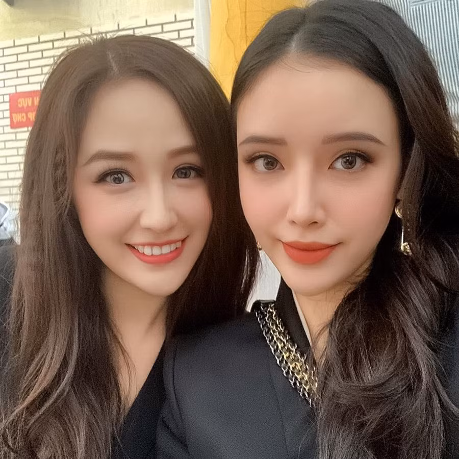 Mai Ngọc Phượng, sinh năm 1993, không hoạt động giải trí song cô cũng được nhiều khán giả biết đến bởi Hoa hậu Mai Phương Thúy thường xuyên chia sẻ hình ảnh em gái trên trang cá nhân. Ngọc Phượng sở hữu gương mặt khả ái, làn da trắng và chiều cao 1,78 m. Hiện tại, cô theo đuổi công việc kinh doanh. Em gai Mai Phuong Thuy cao 1,78 m, xinh dep va mac sanh dieu hinh anh 1