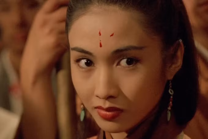 Lê Tư nổi tiếng với vai Triệu Mẫn bướng bỉnh, gian tà trong Ỷ Thiên Đồ Long ký bản năm 2000 của TVB. Nhưng trước đó, cô từng thể hiện nhân vật Chu Chỉ Nhược trong phim điện ảnh cùng tên do Lý Liên Kiệt đóng chính.