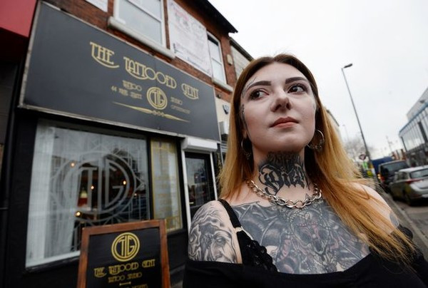 Ngã ngửa lý do khiến cô gái xăm lên mặt chữ "bị nguyền rủa" ảnh 5 Cô gái xăm lên mặt chữ bị nguyền rủa vì lý do khiến nhiều người ngã ngửa