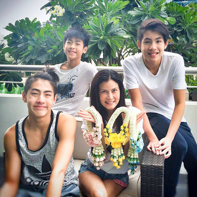 10X Thai Lan co trieu fan tren mang, cha me deu la nghe si noi tieng hinh anh 6 