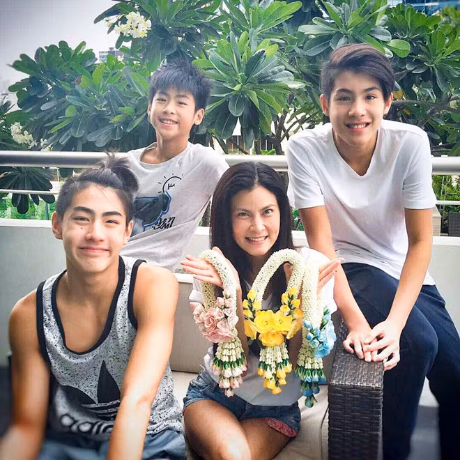 10X Thai Lan co trieu fan tren mang, cha me deu la nghe si noi tieng hinh anh 6 