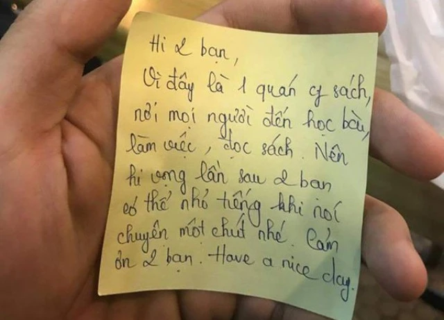 Được cô gái xinh đẹp dúi vào tay mẩu giấy, thanh niên "tưởng bở" nhưng mở ra thì...