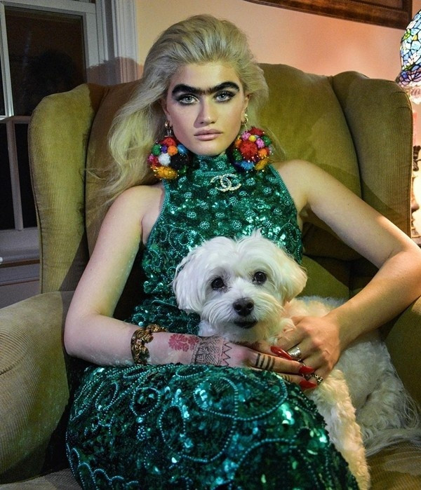 Mẫu nữ 9X nhiều lần bị dọa giết vì sở hữu thứ này trên gương mặt ảnh 3 Sở hữu cặp lông màu sâu róm tự nhiên như người tiền sử, mẫu nữ 9X không ngờ lại được nhiều hãng thời trang săn đón