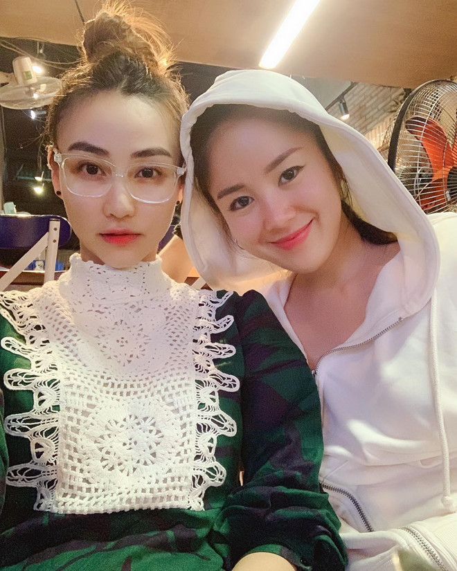 Tháng 12/2018, Ngân Khánh và Lê Phương kỷ niệm 10 năm là bạn thân. Nữ diễn viên viết lên Instagram: "10 năm cho một cuộc tình". Cả hai từng đóng chung trong phim truyền hìnhTường Vy cánh mỏngnăm 2008. Tinh ban dep cua Ngan Khanh, Le Phuong va hoi ban than dien vien hinh anh 8