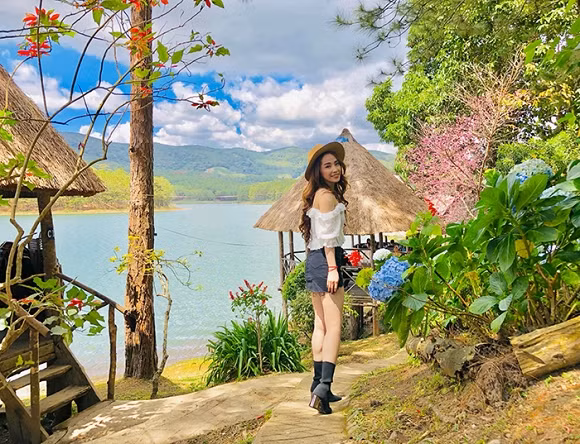 Quỳnh Nga cho biết hiện tại cuộc sống của cô rất yên bình và tự lập.