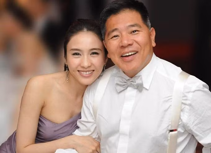 Trải qua ba mối tình dang dở thời thanh xuân, Lê Tư chọn cuộc sống kín tiếng và đủ đầy bên cạnh thương gia Mã Đình Cường – người đàn ông hơn cô 15 tuổi và bị tật một bên chân. Cặp đôi công khai yêu nhau năm 2003, kết hôn năm 2009, tới nay có ba con gái. Lê Tư giải nghệ từ năm 2005, chuyên tập làm kinh doanh. Cô cùng Quách Khả Doanh và Trần Diệu Anh là ba nữ doanh nhân thành đạt đều trưởng thành từ cái nôiTVB.