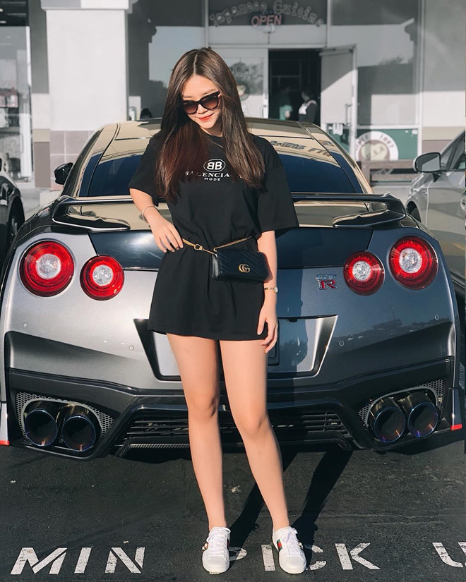 Sau khi tốt nghiệp cấp 3 vào năm ngoái, cô gái 19 tuổi sang Mỹ định cư cùng gia đình. Tại trang cá nhân có hơn 130.000 lượt theo dõi, Mai Diz thường xuyên khoe cuộc sống sang chảnh ở trời Tây. Cô hiện yêu Minh Trần - rich kid nổi tiếng Sài Gòn, hiện sống tại Mỹ và làm kỹ sư điện, chuyên nghiên cứu linh kiện các dòng ôtô đắt tiền. Bản thân Minh Trần cũng sở hữu bộ sưu tập siêu xe đáng giá. 5