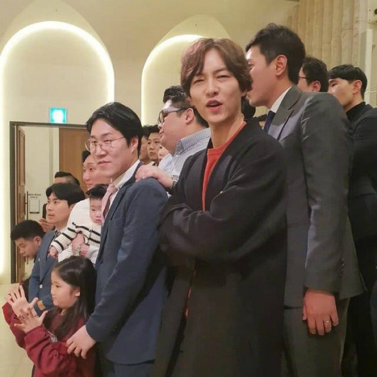 Song Joong Ki xuống sắc, tháo nhẫn cưới giữa tin đồn ly dị Song Hye Kyo ảnh 2 Nam diễn viên ăn mặc đơn giản, kiểu tóc thiếu chải chuốt kỹ lưỡng so với thói quen trước đó. Tờ QQ nhận xét, Song Joong Ki trông gầy hơn trước, gò má nhô cao.