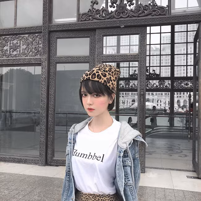 Lạc lối giữa Phượng Hoàng Cổ Trấn, nữ sinh Việt được CĐM Châu Á truy lùng, nhưng tấm ảnh thẻ mới là thứ gây sốt - Ảnh 12.