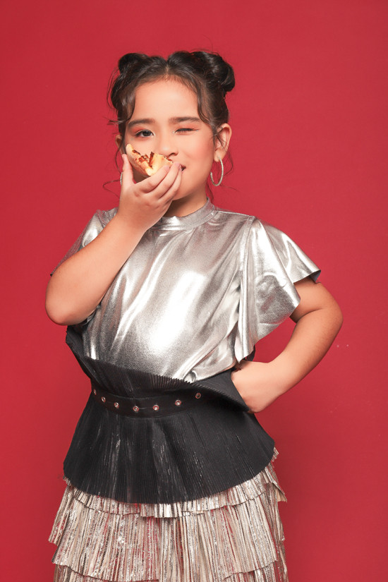 Suri Thiên Kim cũng là một mẫu nhí nhận được nhiều lời mời chụp ảnh và biểu diễn. Với gương mặt trái xoan xinh xắn và đáng yêu, Suri Thiên Kim cũng là một mẫu nhí nhận được nhiều lời mời chụp ảnh và biểu diễn.