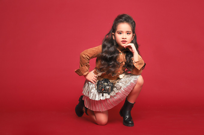 Suri Thiên Kim mới 6 tuổi và đang học lớp Prep tại Sis.Cô bé theo học lớp mẫu nhí Pinkids của đạo diễn thời trang Nguyễn Hưng Phúc hơn 6 tháng nhưng đã thay đổi rất nhiều từ kỹ năng biểu diễn catwalk cho đến tạo dáng trước ống kính. Dù chỉ là cô bé 6 tuổi, Suri Thiên Kim đã chứng tỏ là một mẫu nhí có năng khiếu và đam mê làm người mẫu thời trang. Dù chỉ là cô bé 6 tuổi nhưng Suri Thiên Kim đã chứng tỏ là một mẫu nhí có năng khiếu và đam mê làm người mẫu thời trang.