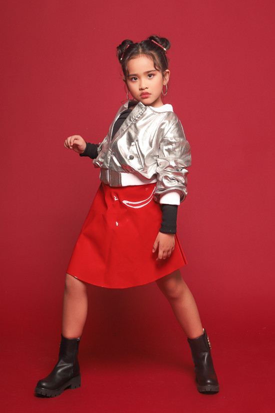 Trang phục ánh kim, vải metalic được đưa vào các mẫu áo bomber, chân váy xếp tầng... giúp bé gái thêm phần xinh xắn. Trang phục ánh kim, vải metalic được đưa vào các mẫu áo bomber, chân váy xếp tầng... giúp bé gái thêm phần xinh xắn.