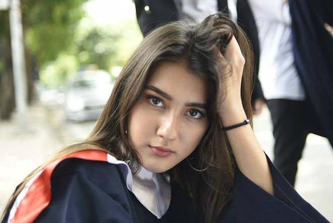 Laura Duyên Schroter(sinh năm 2001) sinh ra và lớn lên ở Hà Nội, có cha là người Đức, mẹ là người Việt. Nữ sinh THPT Lomonoxop (Hà Nội) sở hữu chiều cao 1,72 m, vóc dáng khá cân đối cùng gương mặt cá tính. Bởi vậy, cô được nhiều thương hiệu thời trang săn đón cho vị trí mẫu ảnh. 5