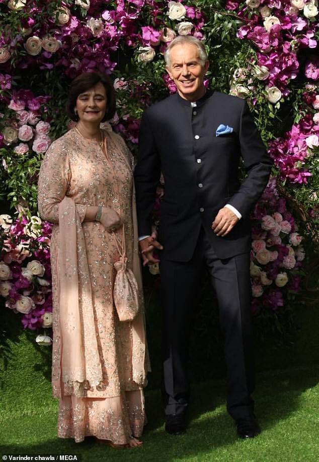 Dàn sao siêu khủng dự hôn lễ quý tử tỷ phú giàu nhất Ấn Độ: Hoa hậu thế giới, Cựu thủ tướng Anh, CEO Google góp mặt - Ảnh 11. Dàn sao siêu khủng dự hôn lễ quý tử tỷ phú giàu nhất Ấn Độ: Hoa hậu thế giới, Cựu thủ tướng Anh, CEO Google góp mặt - Ảnh 11.