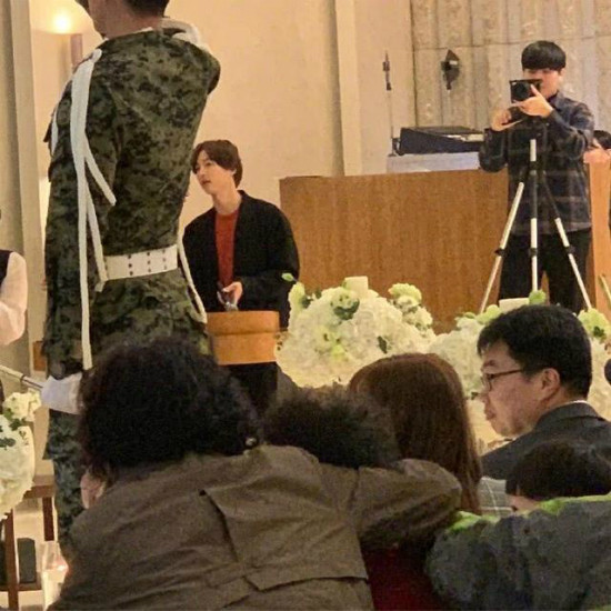 Song Joong Ki xuống sắc, tháo nhẫn cưới giữa tin đồn ly dị Song Hye Kyo ảnh 5 Song Joong Ki dự đám cưới với vai trò người dẫn chương trình.