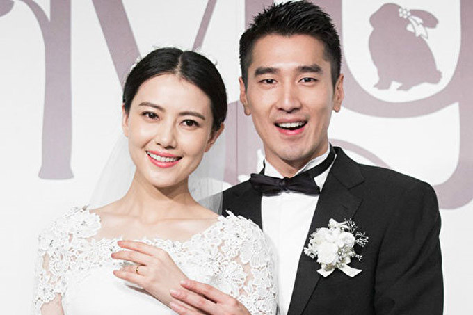 Đây là nàng Chu Chỉ Nhược hiếm hoi có đường tình êm ấm. Cô yêu Triệu Hựu Đình khi đóng chung phim Tìm kiếm năm 2012 và kết hôn với anh hai năm sau đó. Chung sống hạnh phúc bên nhau nhưng cặp vợ chồng tới giờ vẫn chưa sinh con. Đây là nàng Chu Chỉ Nhược hiếm hoi có đường tình êm ấm. Cô yêu Triệu Hựu Đình khi đóng chung phim Tìm kiếm năm 2012 và kết hôn với anh hai năm sau đó. Chung sống hạnh phúc bên nhau nhưng cặp vợ chồng tới giờ vẫn chưa sinh con.