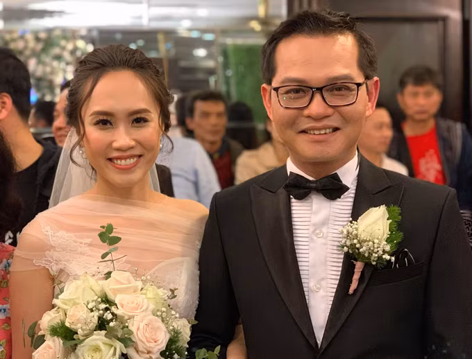 NSND Trung Hiếu và vợ kém 19 tuổi làm tiệc cưới tại quê nhà Thái Bình