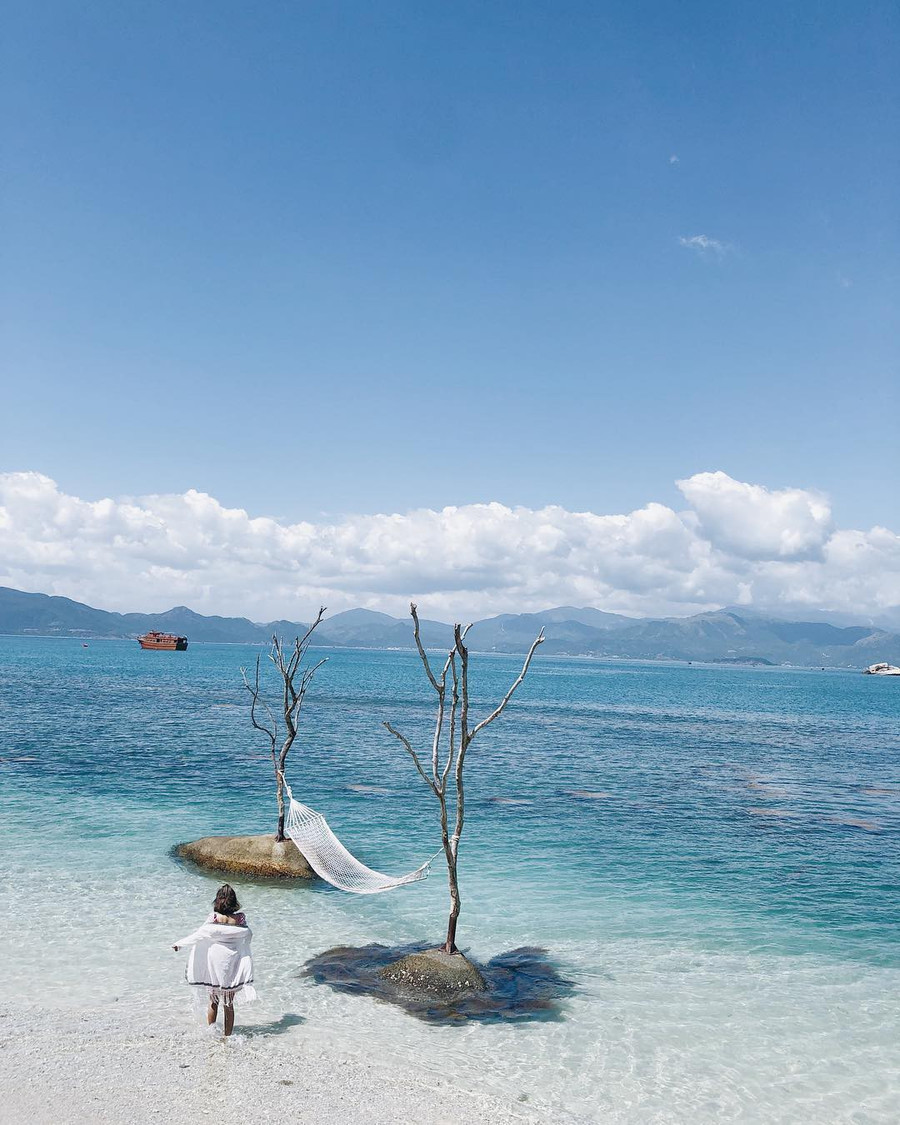 Cứ tưởng là nước ngoài nhưng hoá ra thiên đường trong vắt mà Tóc Tiên vừa check-in lại ở Việt Nam - Ảnh 9. Cứ tưởng là nước ngoài nhưng hoá ra thiên đường trong vắt mà Tóc Tiên vừa check-in lại ở Việt Nam - Ảnh 9.