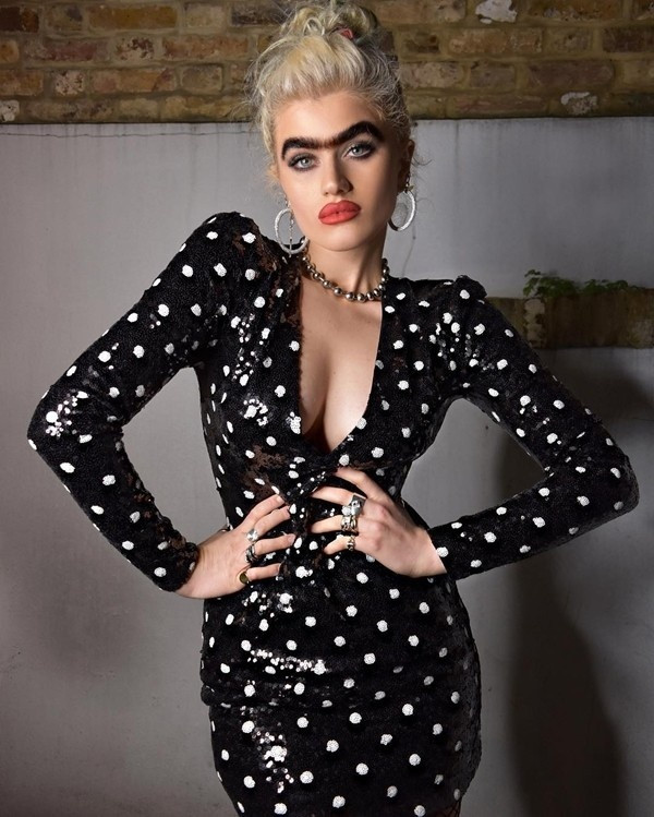 Mẫu nữ 9X nhiều lần bị dọa giết vì sở hữu thứ này trên gương mặt ảnh 1 Sở hữu cặp lông màu sâu róm tự nhiên như người tiền sử, mẫu nữ 9X không ngờ lại được nhiều hãng thời trang săn đón