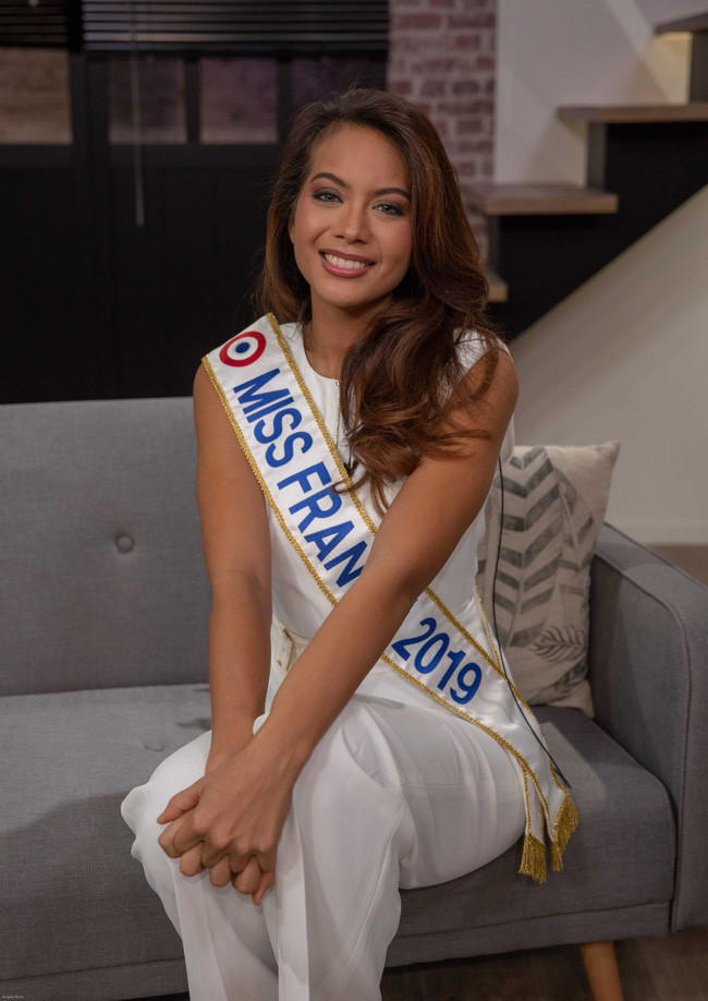 Nhan sắc và thành tích đáng nể của 4 nàng hậu mới đăng quang năm 2019: Bất ngờ với cô gái số 2! - Ảnh 25. Nhan sắc và thành tích đáng nể của 4 nàng hậu mới đăng quang năm 2019: Bất ngờ với cô gái số 2! - Ảnh 25.