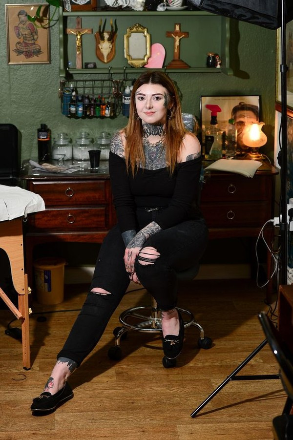 Ngã ngửa lý do khiến cô gái xăm lên mặt chữ "bị nguyền rủa" ảnh 7 Cô gái xăm lên mặt chữ bị nguyền rủa vì lý do khiến nhiều người ngã ngửa