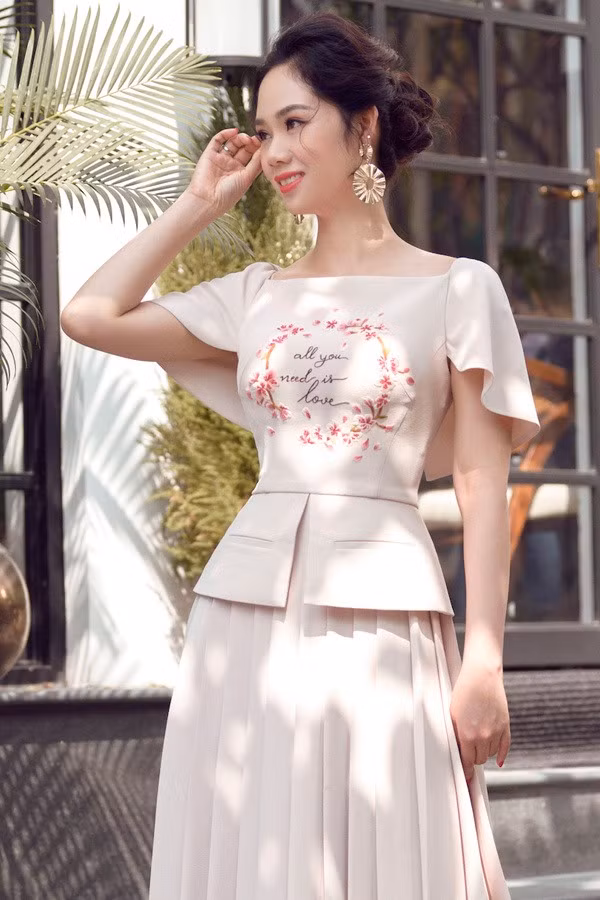 Mai Phương khoe nhan sắc lão hóa ngược sau 17 năm đăng quang Hoa hậu Việt Nam 2002 - Ảnh 4.