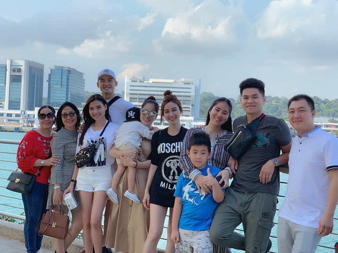 Dù nói "không hẹn mà hội ngộ" nhưng cư dân mạng đều nghĩ rằng rất có thể đây là chuyến đi chung của hội bạn thân nổi tiếng showbiz gồm Ngân Khánh, Thúy Diễm, Dương Cẩm Lynh,Lê Phương. Tinh ban dep cua Ngan Khanh, Le Phuong va hoi ban than dien vien hinh anh 2