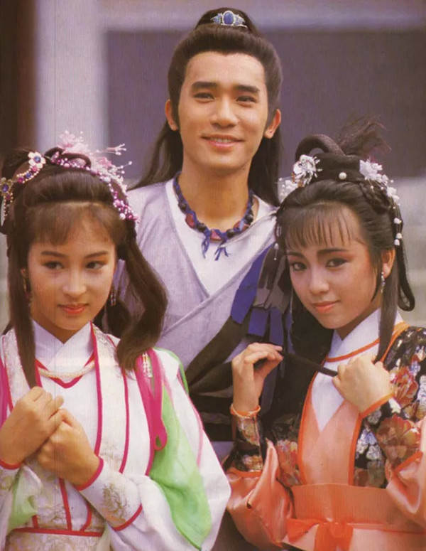 Đặng Tụy Văn (ngoài cùng bên phải) mang đến chân dung Chu Chỉ Nhược nhu mỳ, u sầu trong bản phim của TVB năm 1986, đóng chung với Lương Triều Vỹ và Lê Mỹ Nhàn. Đặng Tụy Văn (ngoài cùng bên phải) mang đến chân dung Chu Chỉ Nhược nhu mỳ, u sầu trong bản phim của TVB năm 1986, đóng chung với Lương Triều Vỹ và Lê Mỹ Nhàn.