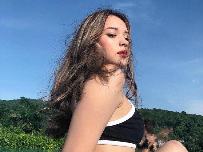 Từ thời đi học, Khánh Uyên đã mẫu ảnh lookbook. Hiện cô vẫn làm công việc này và ấp ủ ước mơ trở thành diễn viên chuyên nghiệp.Trang cá nhân của cô gái sinh năm 2000 hiện thu hút gần 25.000 lượt theo dõi. 5