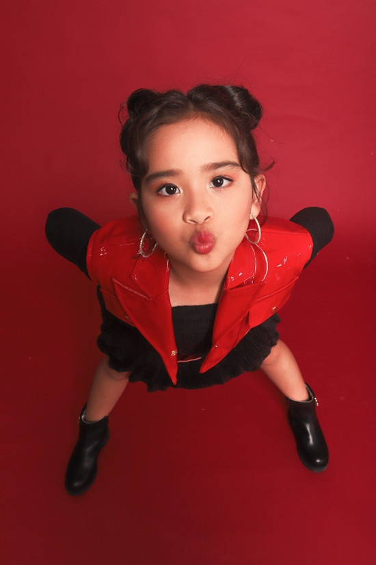 Trong bộ ảnh thời trang vừa thực hiện, cô bé thể hiện sự năng động trong cách tạo dáng với những trang phục tôn nét cá tính. Trong bộ ảnh thời trang vừa thực hiện, thể hiện sự năng động trong cách tạo dáng với những trang phục tôn nét cá tính.